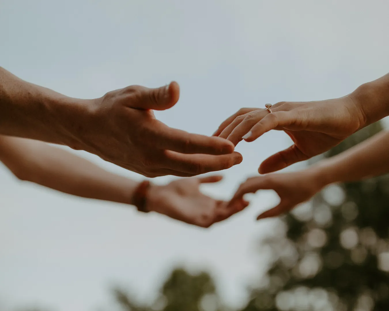 mains d'un homme et d'une femme se tendant l'une vers l'autre