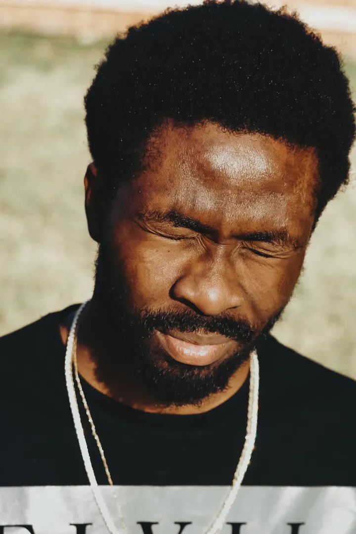 portrait d'un homme plissant le yeux aux soleil, bel effet de lumière