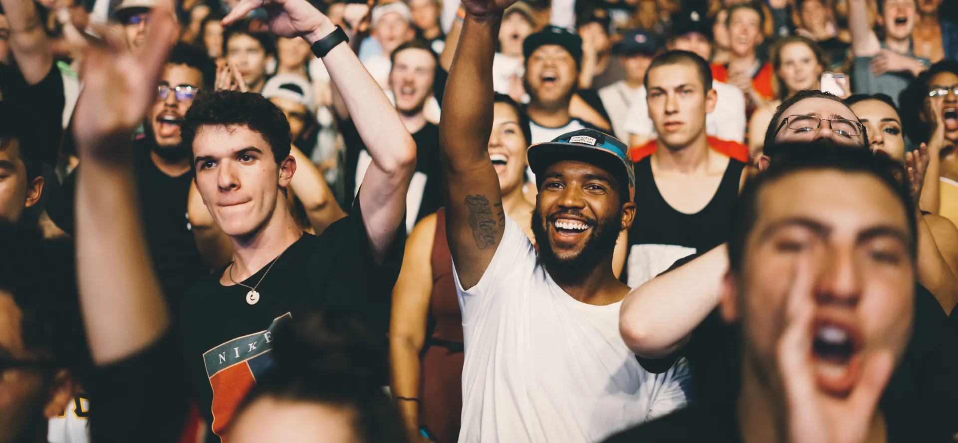 Foule assistant à un concert, beaucoup de joie