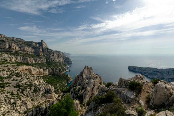Image d'une calanque, vue sur la mer et l'horizon