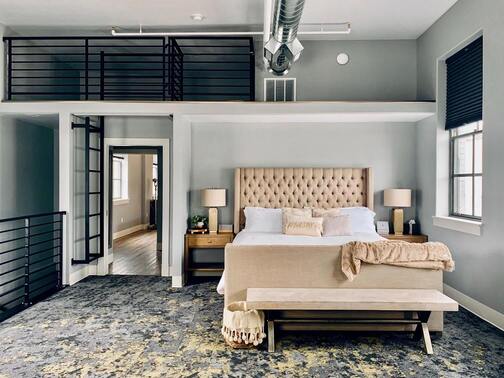 Image de la chambre d'hôtel montrant un lit double