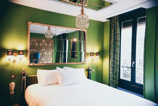 Image de la chambre d'hôtel montrant un lit double