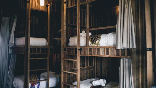Image de la chambre d'hôtel montrant deux lits superposés